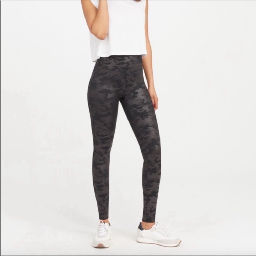 SPANX Faux Leather Leggings in Matte Black Camo Metallic Size Small